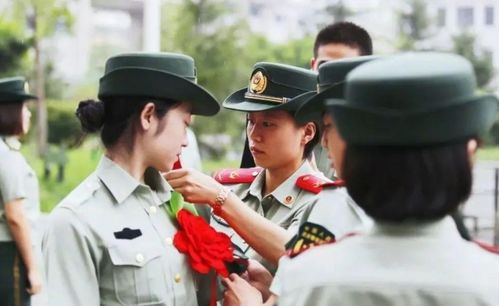 退役士兵穿军装捧鲜花回小学赴约，传递军人精神，温暖师生心田