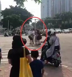 母女三人骑电动车被撞飞数米倒地不起