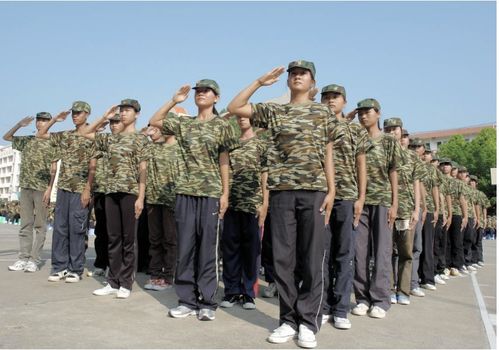 新生眼中的天塌之灾，300万人共选出的最丑军训服揭秘